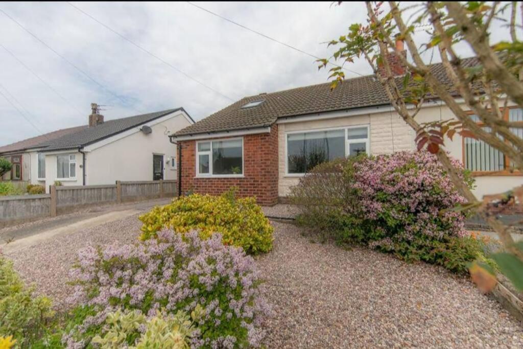Recently Refurbished Home. Poulton-le-Fylde Eksteriør billede